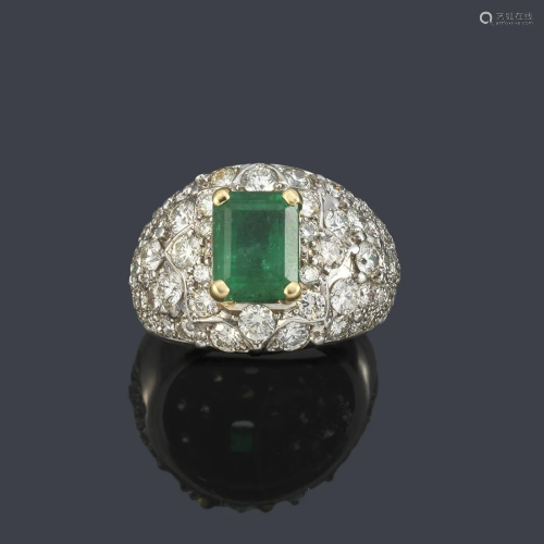 ALDAO Bombé ring with central emerald of approx.