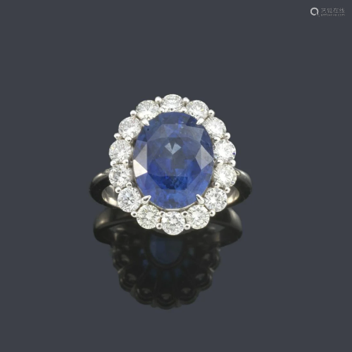 Ring with oval cut sapphire of approx. 5.42 ct with