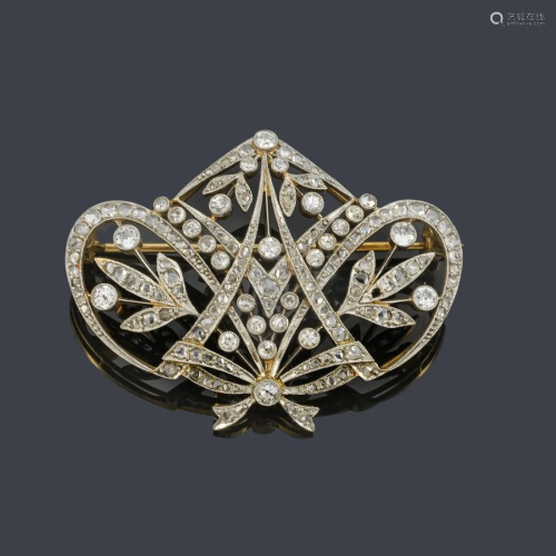 Art Nouveau' brooch with plant motifs and laced with