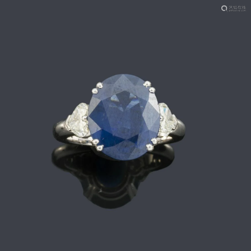 Ring with oval cut sapphire of approx. 7.84 ct flanked