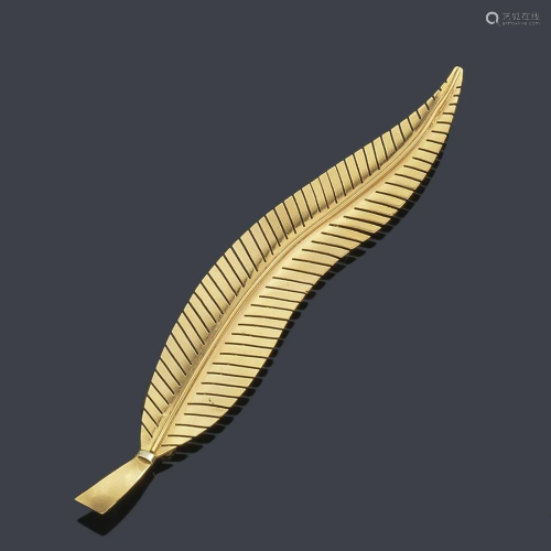 Feather-shaped brooch made of 18K yellow gold.
