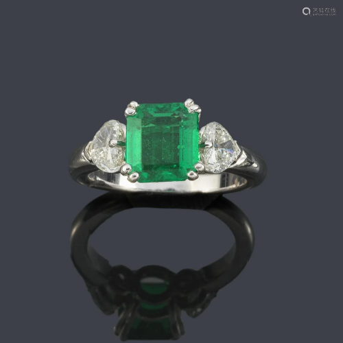 Ring with central emerald of approx. 1.80 ct set in a