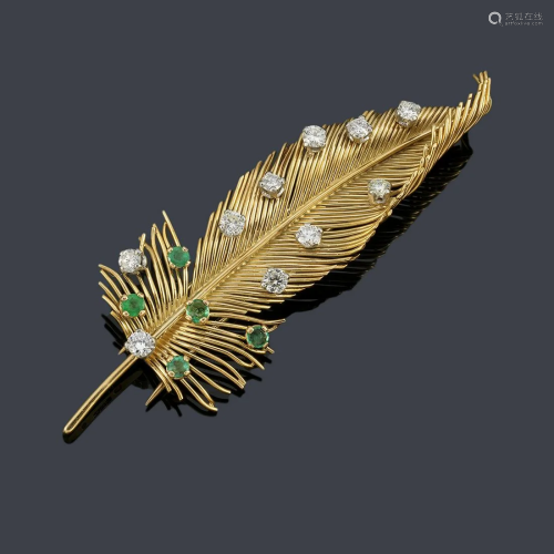 SANZ Brooch in the shape of a feather with diamonds
