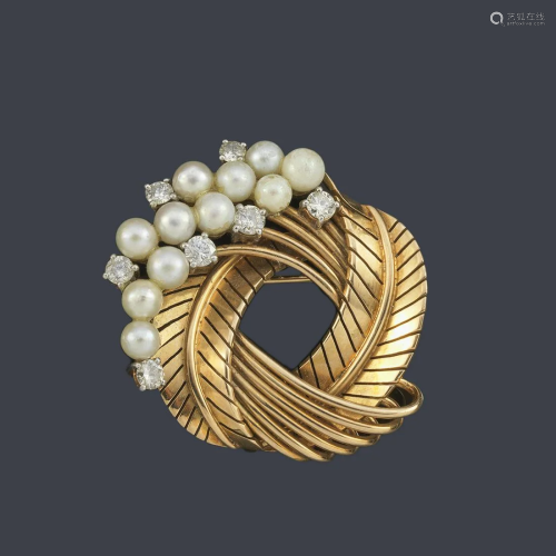 Plant motif brooch in 18K yellow gold, with a motif of