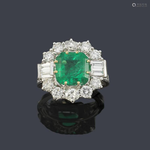 Ring with central emerald of approx. 4.24 ct with a