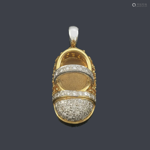 Pendant in the shape of a shoe with a set of diamonds