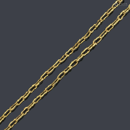 GERMAN Long chain with textured 18K yellow gold