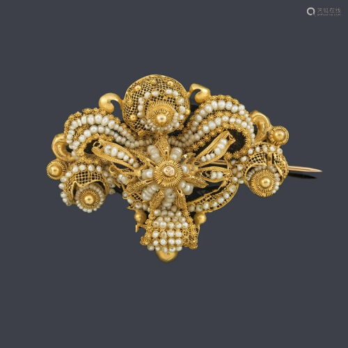 Aljofar pearl brooch made in 18K yellow gold. 19th