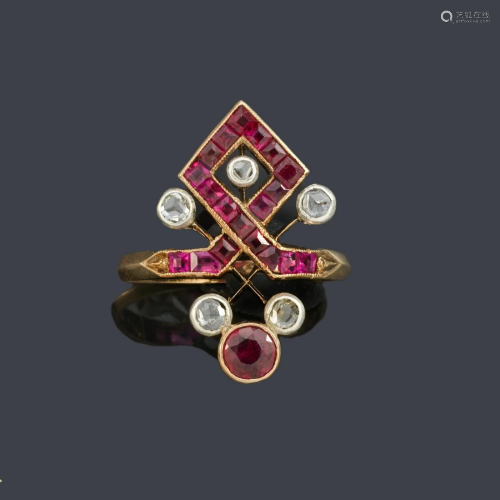 Retro ring with a geometric motif front set with