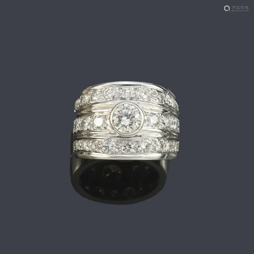 Ring with diamonds of approx. 3.10 ct total in 18K