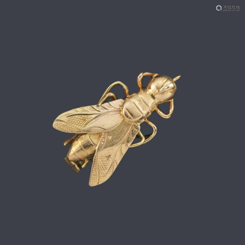 Fly-shaped brooch made of 18K yellow gold.