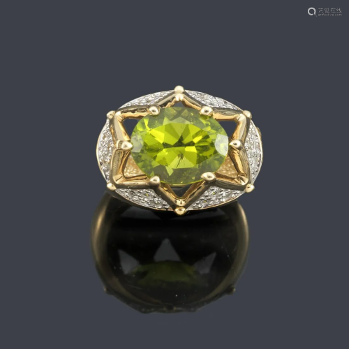 Ring with oval cut peridot of approx. 5.32 ct with