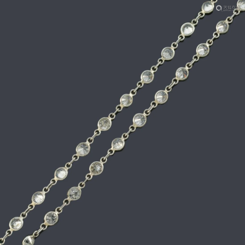 Long chain with 110 diamonds of approx. 5.50 ct in