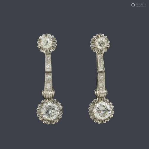 Long earrings with brilliant-cut diamonds of approx.