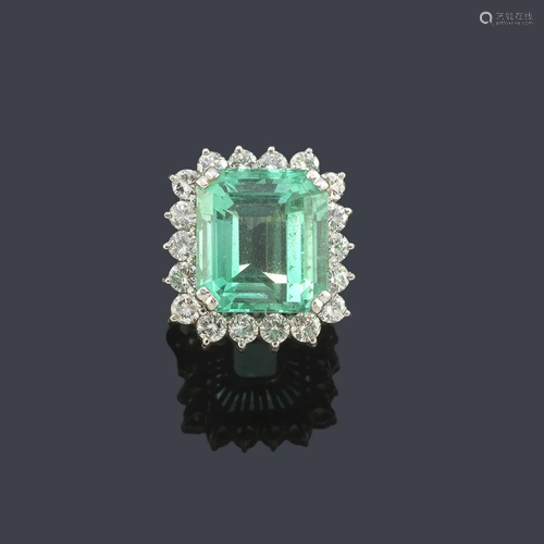 Ring with central emerald of approx. 13.62 ct with