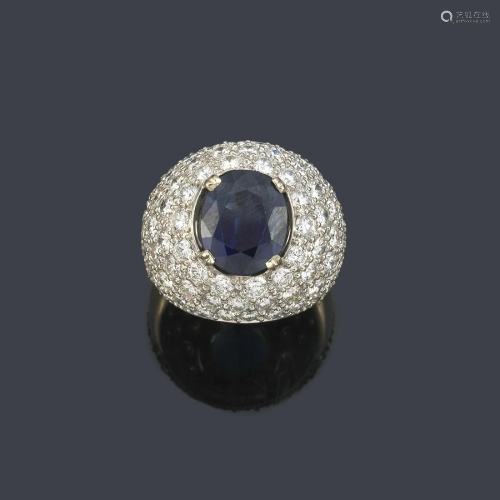 Bombé ring with oval cut sapphire of approx. 3.67