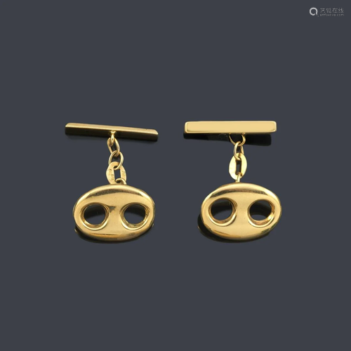 18K yellow gold skull-link cufflinks.