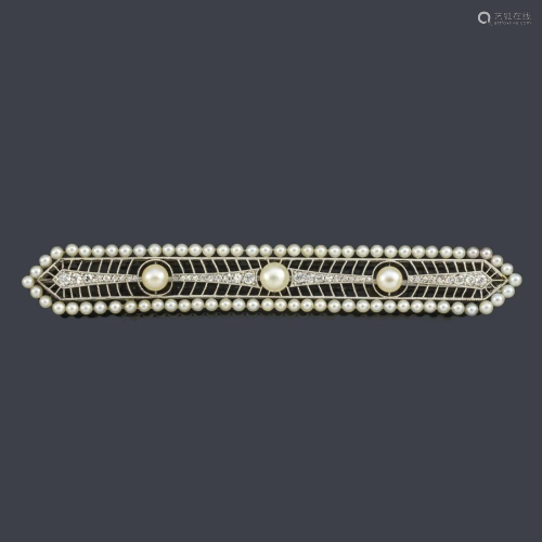 Bar-brooch with pearls and diamonds in platinum. C.