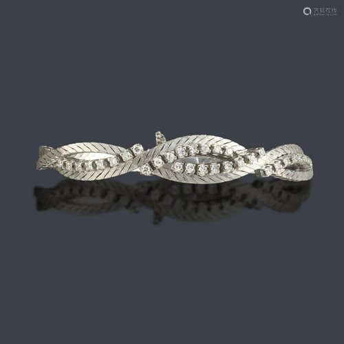 Herringbone link bracelet made of 18K white gold with