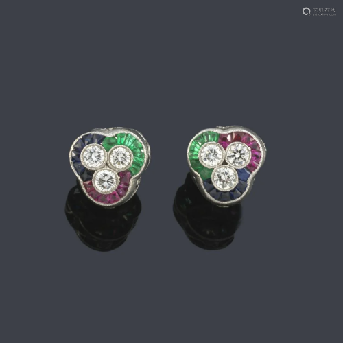 Short earrings with a center of three diamonds and a