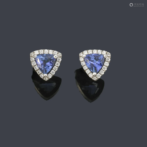 Short earrings with a pair of triangle-cut tanzanites