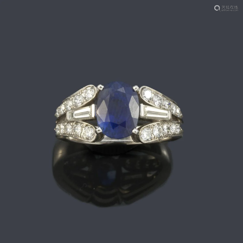 ALDAO Ring with oval cut sapphire of approx. 2.83 ct