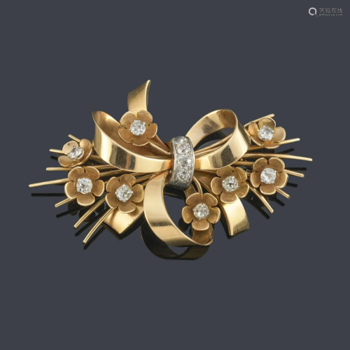 Brooch in the form of a bow with floral motifs in 18K
