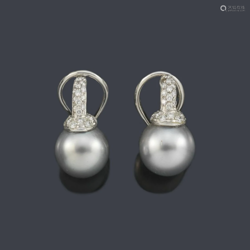 Tahitian pearl earrings approx. 11.24 and 11.44 mm with