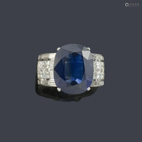 Ring with oval cut sapphire of approx. 10.09 ct with