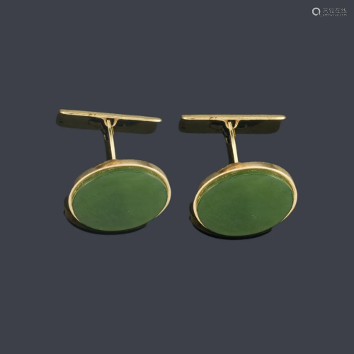 Oval cufflinks in 18K yellow gold and jade.