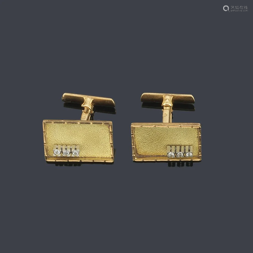 Rectangular design cufflinks in 18K matt and glossy