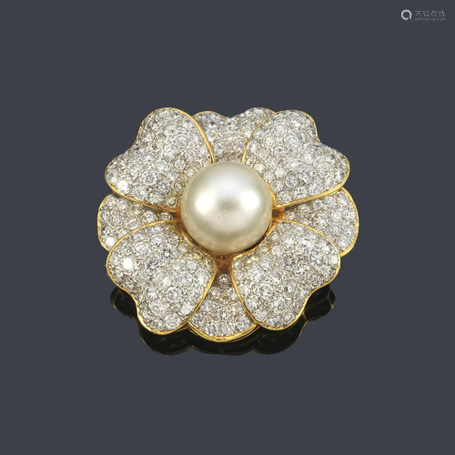 Flower-shaped brooch with Australian pearl approx.