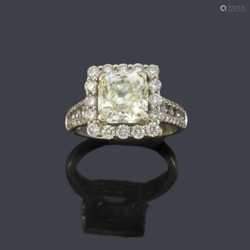 Ring with fancy yellow diamond of approx. 2.96 ct with