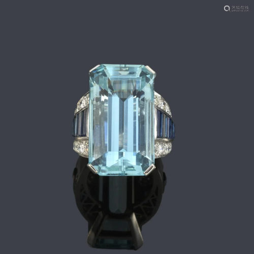 Ring with a large aquamarine approx. 28.51 ct with