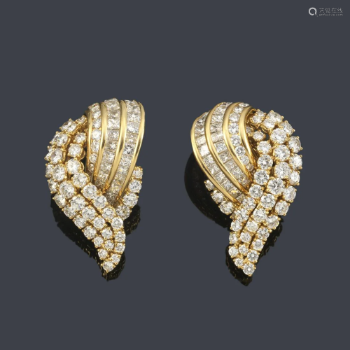Long earrings with brilliant cut diamonds and carré