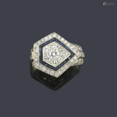 Ring with a center of diamonds of approx. 2.50 ct in