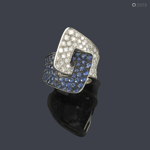 Ring with poised arms of sapphires and brilliants of