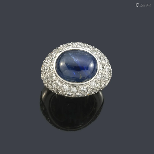 LUIS GIL Bombé ring with a cabochon cut sapphire