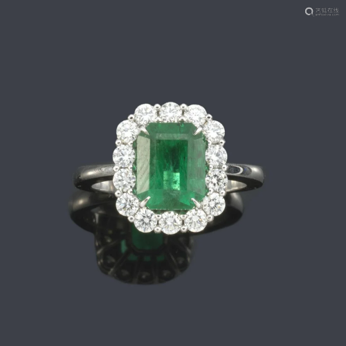 Ring with central emerald of approx. 2.41 ct with