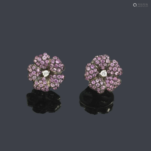 Short earrings with a floral motif set with pink