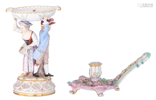 A Meissen porcelain figurine presentation scale and a