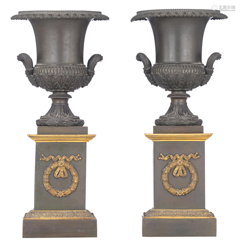 A pair of Empire style Medici vases, H 39 cm