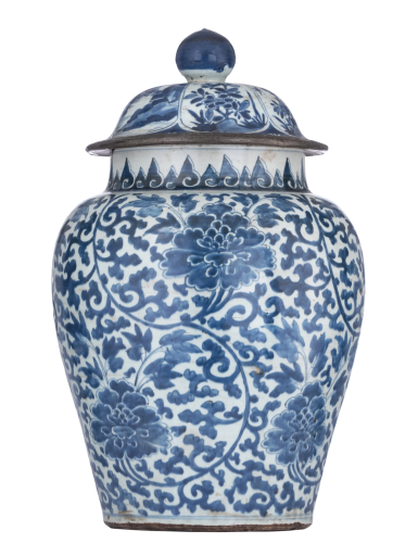 A Chinese blue and white 'Peony' jar and cover, 17thC,