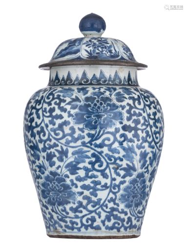 A Chinese blue and white 'Peony' jar and cover, 17thC,