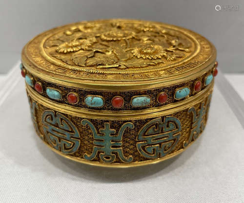 GOLD FLOWER PATTERN BOX WITH GEM