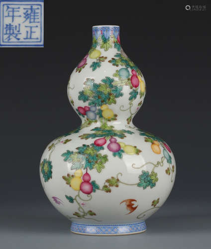 YONGZHENG MARK FAMILLE ROSE GOURD VASE