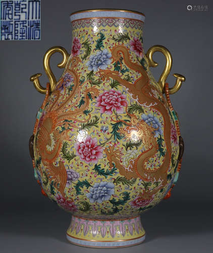 QIANLONG MARK YELLOW FAMILLE ROSE ALUM RED VASE