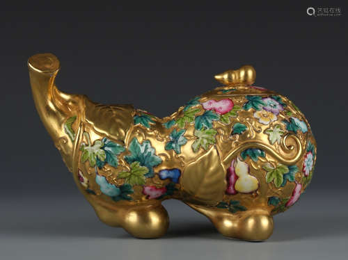 QIANLONG MARK GOLD FAMILLE ROSE BRUSH WASHER