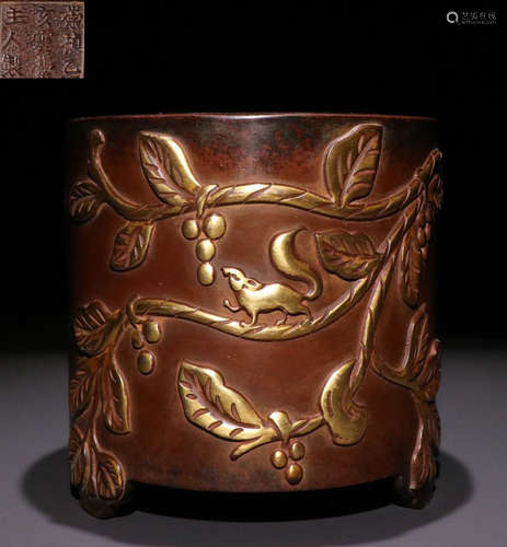 GILT BRONZE CASTED GRAPE PATTERN BRUSH POT