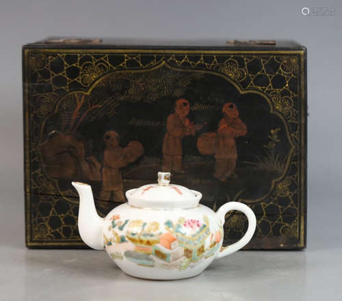 FAMILLE ROSE GLAZE TEAPOT